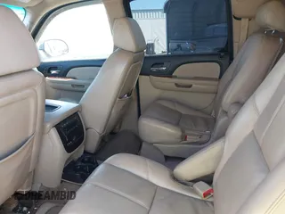 2008 Chevrolet Suburban LTZ z VIN 1GNFC160X8R173120, wystawiony jako IAAI lot #41422800 z przebiegiem 240 167 mil mil oraz . Historia ofert i sprzedaży dostępna na DreamBid. Obrazek 8.