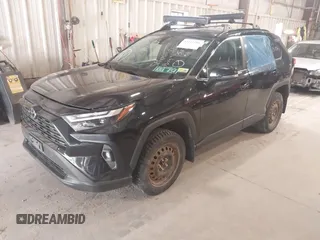 2022 Toyota RAV4 XLE Premium z VIN 2T3A1RFV1NW311285, wystawiony jako IAAI lot #42242488 z przebiegiem 51 678 mil mil oraz . Historia ofert i sprzedaży dostępna na DreamBid. Obrazek 17.