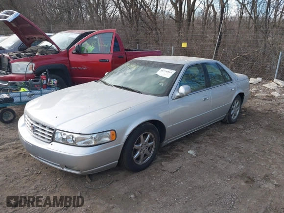 2002 Cadillac Seville Touring STS z VIN 1G6KY54902U102873, wystawiony jako IAAI lot #39710788 z przebiegiem 120 116 mil mil oraz . Historia ofert i sprzedaży dostępna na DreamBid. Obrazek 2.