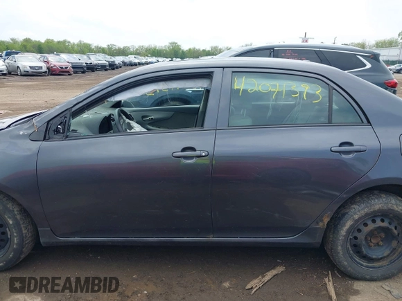 2010 Toyota Corolla z VIN 1NXBU4EE7AZ313190, wystawiony jako IAAI lot #42071393 z przebiegiem Nie podano mil oraz . Historia ofert i sprzedaży dostępna na DreamBid. Obrazek 13.