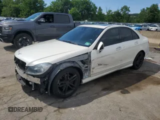 2012 Mercedes-Benz C 300 Sport z VIN WDDGF8BB9CA704373, wystawiony jako Copart lot #63184325 z przebiegiem 86 497 mil mil oraz Szkoda całkowita • Salvage title. Historia ofert i sprzedaży dostępna na DreamBid. Obrazek 1.