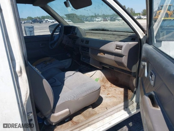 1994 Isuzu Pickup S with VIN JAACL11LXR7217702, listed as a IAAI auction lot 41761090 with 198,468 mi miles. Bid and sale history available at carsss.com. Image 5.