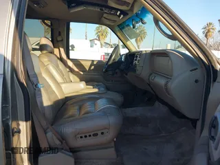 1999 GMC Suburban with VIN 1GKEC16R8XJ737397, listed as a IAAI auction lot 41301399 with 115,481 mi miles. Bid and sale history available at carsss.com. Image 5.