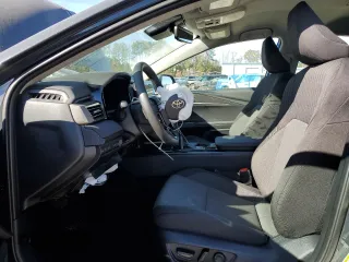 2025 Toyota Camry LE z VIN 4T1DAACK8SU045860, wystawiony jako Copart lot #84733224 z przebiegiem 9 386 mil mil oraz Szkoda całkowita • Salvage title. Historia ofert i sprzedaży dostępna na DreamBid. Obrazek 7.