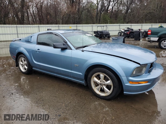 2005 Ford Mustang GT Deluxe z VIN 1ZVFT82H255237843, wystawiony jako Copart lot #44313965 z przebiegiem 128 236 mil mil oraz Szkoda całkowita • Salvage title. Historia ofert i sprzedaży dostępna na DreamBid. Obrazek 4.
