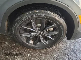 2024 Volkswagen Tiguan SE с VIN 3VV3B7AX0RM107010, выставлен на аукционе IAAI как лот 42889810 с пробегом 22 903 миль миль и . История ставок и продаж доступна на DreamBid. Изображение 24.