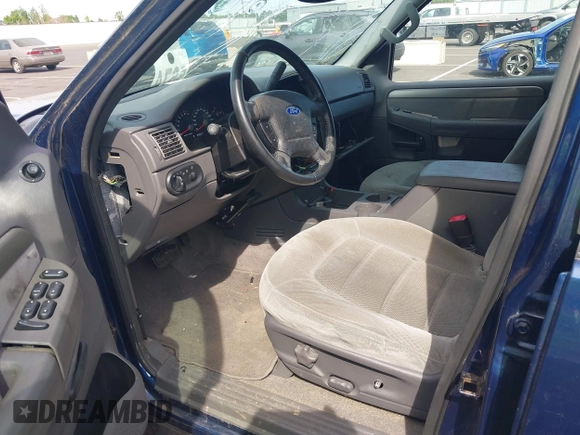 2004 Ford Explorer XLT z VIN 1FMZU73W34ZB38844, wystawiony jako IAAI lot #42216933 z przebiegiem 143 096 mil mil oraz . Historia ofert i sprzedaży dostępna na DreamBid. Obrazek 5.