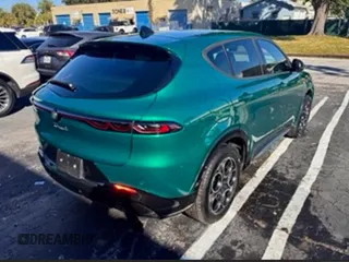 2024 Alfa Romeo Tonale Ti z VIN ZASPATCW7R3049029, wystawiony jako Copart lot #84256584 z przebiegiem 4602 mil mil oraz Szkody całkowita. Historia ofert i sprzedaży dostępna na DreamBid. Obrazek 4.