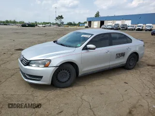 2014 Volkswagen Passat S z VIN 1VWAP7A37EC015471, wystawiony jako Copart lot #60231765 z przebiegiem 180 310 mil mil oraz Czysty tytuł • Clean title. Historia ofert i sprzedaży dostępna na DreamBid. Obrazek 1.