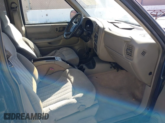 1999 Chevrolet Blazer LS z VIN 1GNCS13W0X2125101, wystawiony jako IAAI lot #42311277 z przebiegiem Nie podano mil oraz . Historia ofert i sprzedaży dostępna na DreamBid. Obrazek 5.