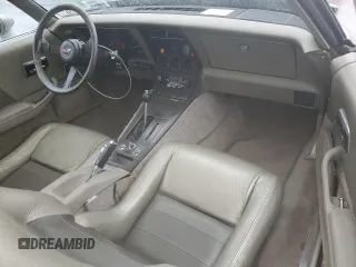 1982 Chevrolet Corvette z VIN 1G1AY0780C5109728, wystawiony jako Copart lot #55628315 z przebiegiem 61 806 mil mil oraz Szkody całkowita. Historia ofert i sprzedaży dostępna na DreamBid. Obrazek 8.