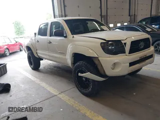 2007 Toyota Tacoma z VIN 5TELU42NX7Z435698, wystawiony jako IAAI lot #42243332 z przebiegiem 207 618 mil mil oraz . Historia ofert i sprzedaży dostępna na DreamBid. Obrazek 1.