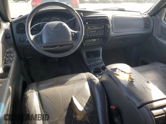 2000 Ford Explorer Eddie Bauer z VIN 1FMZU74E3YZB27368, wystawiony jako Copart lot #45900545 z przebiegiem 154 651 mil mil oraz Szkoda całkowita • Salvage title. Historia ofert i sprzedaży dostępna na DreamBid. Obrazek 8.