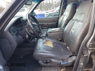 1999 Ford Explorer XLT z VIN 1FMZU32E4XUA16402, wystawiony jako Copart lot #85243074 z przebiegiem 148 110 mil mil oraz Szkoda całkowita • Salvage title. Historia ofert i sprzedaży dostępna na DreamBid. Obrazek 7.