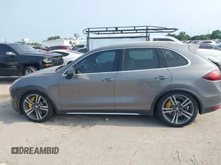 2012 Porsche Cayenne Turbo с VIN WP1AC2A29CLA80486, выставлен на аукционе IAAI как лот 42324263 с пробегом 106 588 миль миль и . История ставок и продаж доступна на DreamBid. Изображение 14.