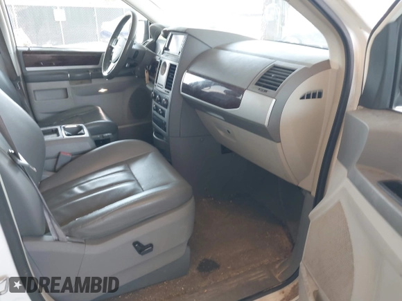 2010 Chrysler Town & Country Touring z VIN 2A4RR5D18AR188314, wystawiony jako IAAI lot #42290075 z przebiegiem 174 120 mil mil oraz . Historia ofert i sprzedaży dostępna na DreamBid. Obrazek 5.