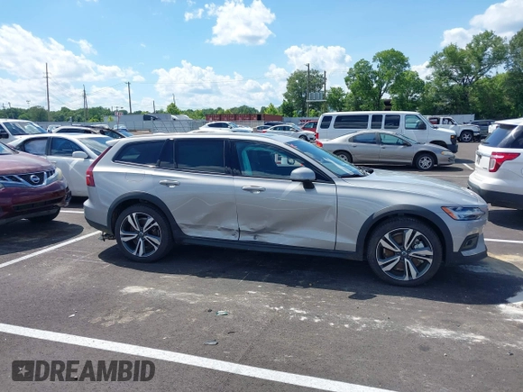 2025 Volvo V60 Plus z VIN YV4L12WK3S2148033, wystawiony jako IAAI lot #42389242 z przebiegiem 1 471 mil mil oraz . Historia ofert i sprzedaży dostępna na DreamBid. Obrazek 13.