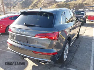 2023 Audi Q5 S line Premium Plus z VIN WA1EAAFY7P2065409, wystawiony jako IAAI lot #41305736 z przebiegiem 15 251 mil mil oraz . Historia ofert i sprzedaży dostępna na DreamBid. Obrazek 4.