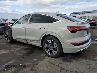 2022 Audi e-tron Sportback S line Premium z VIN WA11AAGE2NB013721, wystawiony jako Copart lot #81812643 z przebiegiem 40 749 mil mil oraz . Historia ofert i sprzedaży dostępna na DreamBid. Obrazek 2.