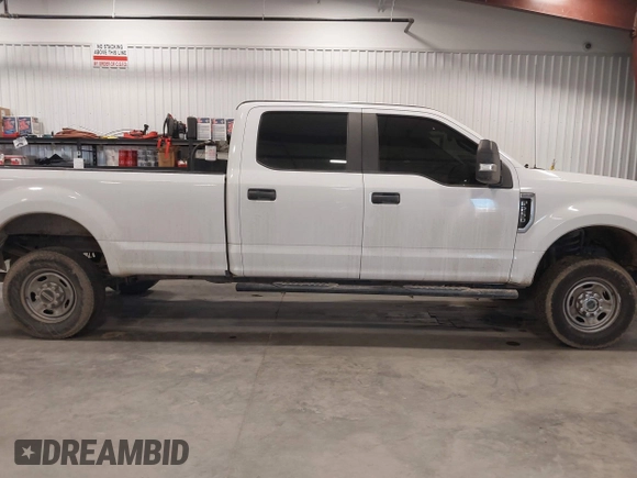 2018 Ford Super Duty F-250 SRW XL with VIN 1FT7W2B60JEC63345, listed as a IAAI auction lot 41159792 with 165,949 mi miles. Bid and sale history available at carsss.com. Image 14.