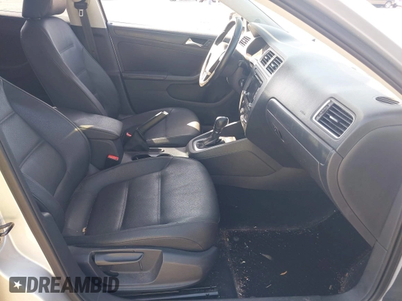 2012 Volkswagen Jetta SE z VIN 3VWDP7AJ9CM313060, wystawiony jako IAAI lot #42182183 z przebiegiem 123 291 mil mil oraz . Historia ofert i sprzedaży dostępna na DreamBid. Obrazek 5.