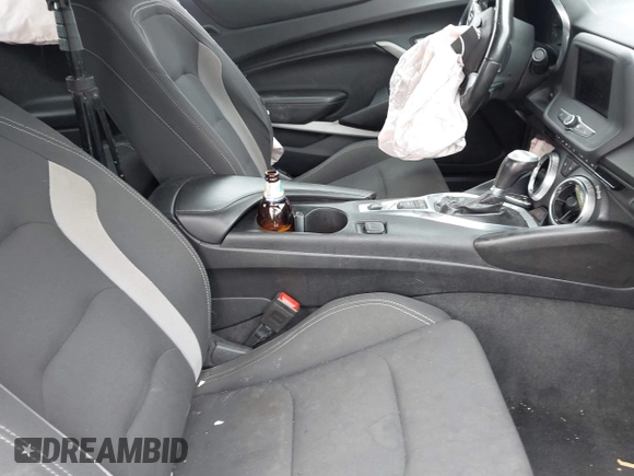 2020 Chevrolet Camaro 1LT z VIN 1G1FB1RX9L0128079, wystawiony jako IAAI lot #41173693 z przebiegiem 88 846 mil mil oraz . Historia ofert i sprzedaży dostępna na DreamBid. Obrazek 5.