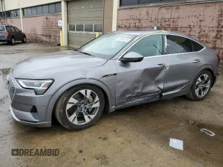 2020 Audi e-tron Sportback Premium Plus z VIN WA12ABGE6LB031730, wystawiony jako Copart lot #69742373 z przebiegiem 1 387 mil mil oraz . Historia ofert i sprzedaży dostępna na DreamBid. Obrazek 1.