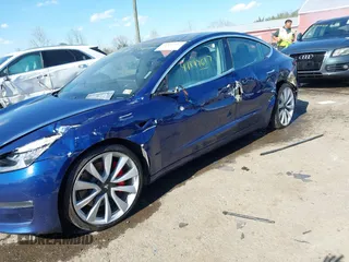 2018 Tesla Model 3 Long Range Battery z VIN 5YJ3E1EB5JF180030, wystawiony jako IAAI lot #41897617 z przebiegiem 89 557 mil mil oraz . Historia ofert i sprzedaży dostępna na DreamBid. Obrazek 6.