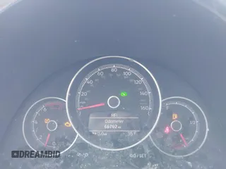 2018 Volkswagen Beetle S z VIN 3VWFD7ATXJM711734, wystawiony jako IAAI lot #41704497 z przebiegiem 66 702 mil mil oraz . Historia ofert i sprzedaży dostępna na DreamBid. Obrazek 7.