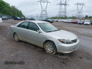2004 Toyota Camry LE z VIN 4T1BE32K24U939042, wystawiony jako IAAI lot #42324099 z przebiegiem 151 784 mil mil oraz . Historia ofert i sprzedaży dostępna na DreamBid. Obrazek 1.