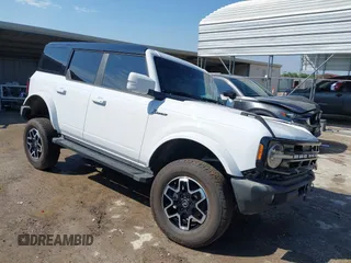 2024 Ford Bronco Outer Banks z VIN 1FMDE8BH3RLB55220, wystawiony jako IAAI lot #42290827 z przebiegiem 9 415 mil mil oraz . Historia ofert i sprzedaży dostępna na DreamBid. Obrazek 1.