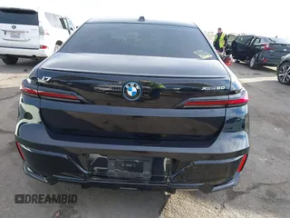 2023 BMW i7 xDrive60 z VIN WBY53EJ08PCN64169, wystawiony jako IAAI lot #40994066 z przebiegiem 6326 mil mil oraz . Historia ofert i sprzedaży dostępna na DreamBid. Obrazek 16.