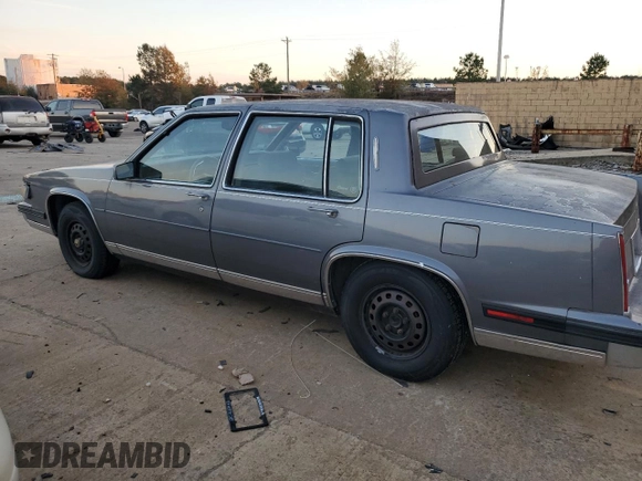 1985 Cadillac Fleetwood z VIN 1G6CB6984F4325337, wystawiony jako Copart lot #82255894 z przebiegiem 46 192 mil mil oraz Czysty tytuł • Clean title. Historia ofert i sprzedaży dostępna na DreamBid. Obrazek 2.