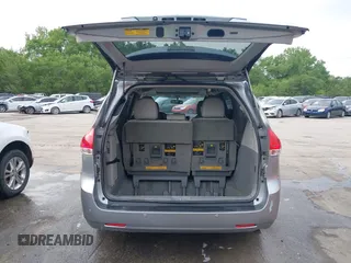 2014 Toyota Sienna XLE z VIN 5TDYK3DC6ES488569, wystawiony jako IAAI lot #42171540 z przebiegiem 97 416 mil mil oraz . Historia ofert i sprzedaży dostępna na DreamBid. Obrazek 18.
