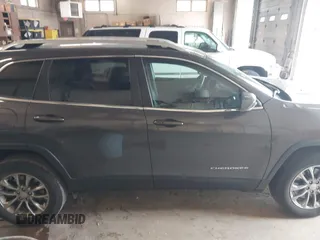 2020 Jeep Cherokee Altitude z VIN 1C4PJMLX9LD644816, wystawiony jako IAAI lot #42400461 z przebiegiem 32 235 mil mil oraz . Historia ofert i sprzedaży dostępna na DreamBid. Obrazek 13.