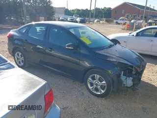 2013 Ford Focus SE z VIN 1FADP3F2XDL311811, wystawiony jako IAAI lot #42127000 z przebiegiem 136 683 mil mil oraz . Historia ofert i sprzedaży dostępna na DreamBid. Obrazek 1.