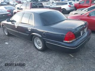 2000 Ford Crown Victoria LX z VIN 2FAFP74W6YX214233, wystawiony jako IAAI lot #41606101 z przebiegiem 106 617 mil mil oraz . Historia ofert i sprzedaży dostępna na DreamBid. Obrazek 3.