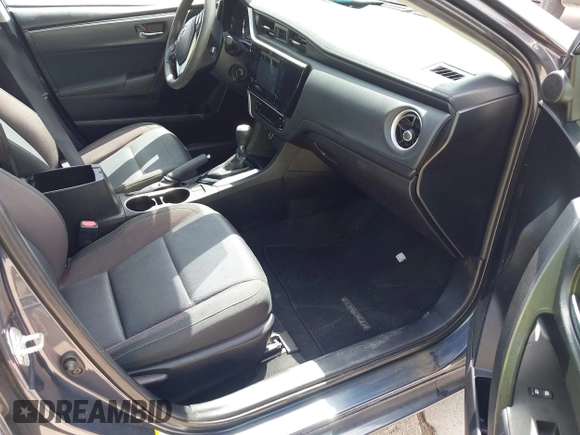 2018 Toyota Corolla L z VIN 5YFBURHE4JP820560, wystawiony jako IAAI lot #42317624 z przebiegiem 84 946 mil mil oraz . Historia ofert i sprzedaży dostępna na DreamBid. Obrazek 5.