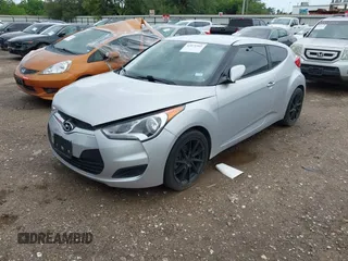 2016 Hyundai Veloster z VIN KMHTC6AD3GU280827, wystawiony jako IAAI lot #42071501 z przebiegiem 146 698 mil mil oraz . Historia ofert i sprzedaży dostępna na DreamBid. Obrazek 2.