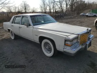 1983 Cadillac Fleetwood z VIN 1G6AB6985D9118799, wystawiony jako Copart lot #49203875 z przebiegiem 5 795 mil mil oraz Nie do naprawy • Non repairable. Historia ofert i sprzedaży dostępna na DreamBid. Obrazek 4.