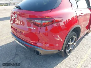 2022 Alfa Romeo Stelvio Ti with VIN ZASPAKBN0N7D39153, listed as a IAAI auction lot 40220043 with 1 mi miles. Bid and sale history available at carsss.com. Image 18.
