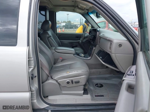 2004 GMC Yukon XL Denali with VIN 1GKFK66U64J169736, listed as a IAAI auction lot 41794342 with 249,043 mi miles. Bid and sale history available at carsss.com. Image 5.