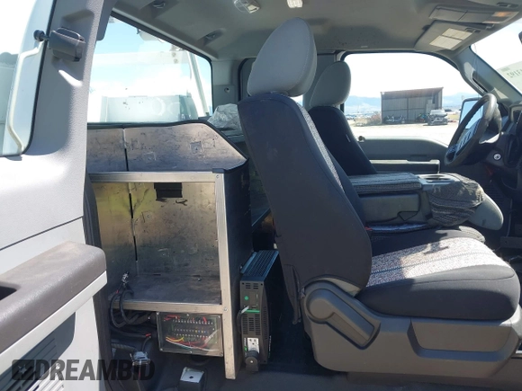 2015 Ford F-250 XLT z VIN 1FT7X2B65FEB83608, wystawiony jako IAAI lot #42013192 z przebiegiem 285 266 mil mil oraz . Historia ofert i sprzedaży dostępna na DreamBid. Obrazek 8.
