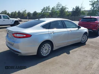2016 Ford Fusion SE Hybrid z VIN 3FA6P0LU8GR203934, wystawiony jako IAAI lot #42595741 z przebiegiem 84 189 mil mil oraz . Historia ofert i sprzedaży dostępna na DreamBid. Obrazek 4.