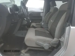 2010 Jeep Wrangler Sahara z VIN 1J4GA5D18AL182858, wystawiony jako Copart lot #57601695 z przebiegiem Nie podano mil oraz Czysty tytuł • Clean title. Historia ofert i sprzedaży dostępna na DreamBid. Obrazek 7.