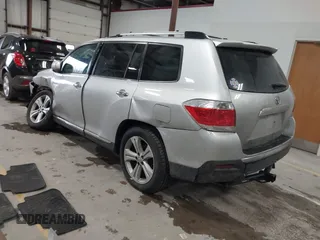 2013 Toyota Highlander Limited z VIN 5TDDK3EH3DS244711, wystawiony jako IAAI lot #41056732 z przebiegiem 156 968 mil mil oraz . Historia ofert i sprzedaży dostępna na DreamBid. Obrazek 3.