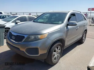 2013 Kia Sorento LX with VIN 5XYKTDA20DG346430, listed as a IAAI auction lot 42180778 with 166,275 mi miles. Bid and sale history available at carsss.com. Image 2.