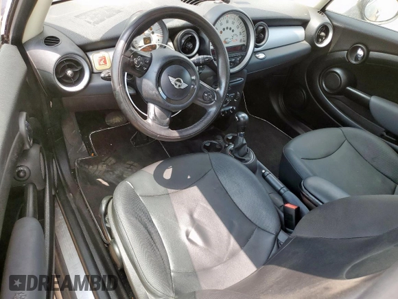 2012 MINI Hardtop z VIN WMWSU3C5XCT261707, wystawiony jako Copart lot #59939565 z przebiegiem 52 509 mil mil oraz Szkoda całkowita • Salvage title. Historia ofert i sprzedaży dostępna na DreamBid. Obrazek 8.