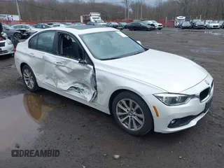 2018 BMW 3 Series 320i xDrive z VIN WBA8E5G54JNV02904, wystawiony jako IAAI lot #41807364 z przebiegiem 90 710 mil mil oraz . Historia ofert i sprzedaży dostępna na DreamBid. Obrazek 1.