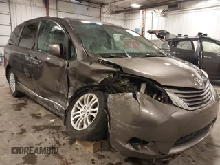 2013 Toyota Sienna XLE AAS z VIN 5TDYK3DC6DS386235, wystawiony jako IAAI lot #42191706 z przebiegiem 144 328 mil mil oraz . Historia ofert i sprzedaży dostępna na DreamBid. Obrazek 1.